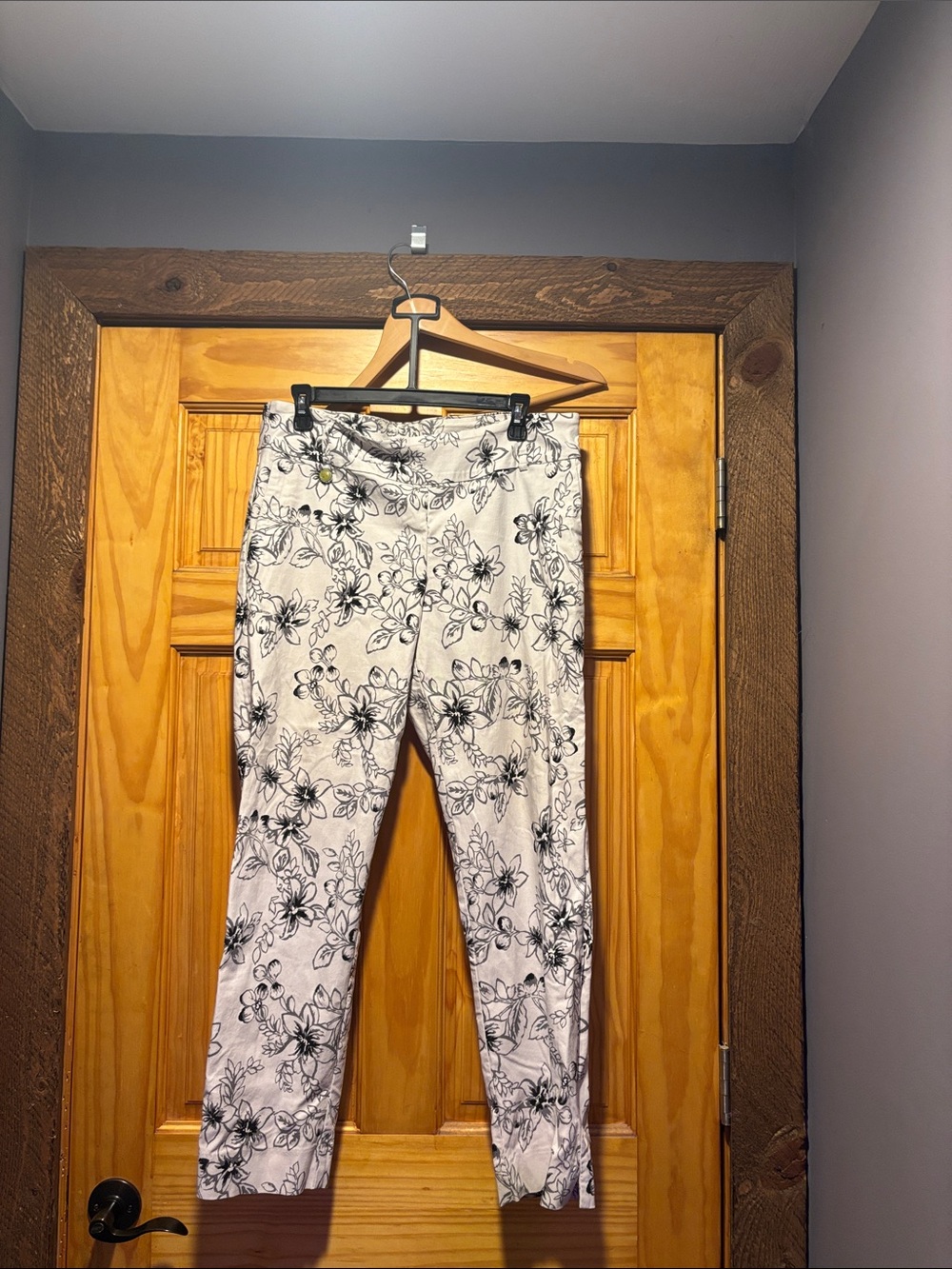 Women's Cropped Floral Print Pants - White/Black